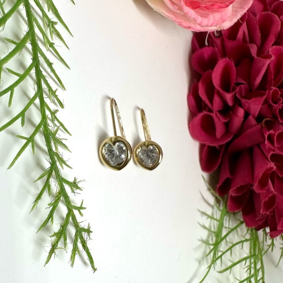 Jewelry - NEW⚜️Dainty Heart Crystal Dangly Earrings